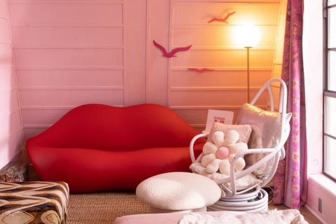 Khám phá ngôi nhà chữ A màu hồng ngọt ngào- Ảnh 11. Chiếc ghế sofa đôi ngọt ngào và góc thư giãn yêu thích của nữ chủ nhân - Ảnh: HGTV
