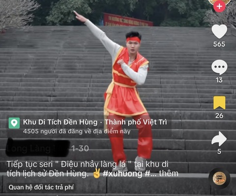Clip nhảy múa ở di tích lịch sử rộ khắp cõi mạng- Ảnh 3. Không khó để bắt gặp những clip nhảy nhót trên TikTok được quay tại các khu di tích lịch sử thế này - Ảnh minh họa