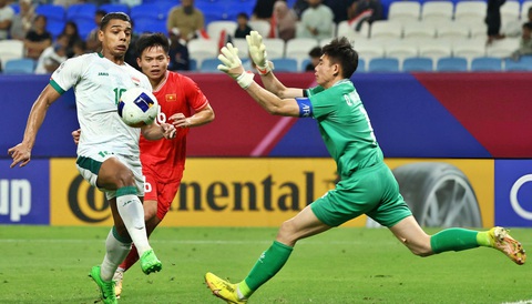 Chuyên gia: U23 Việt Nam tiến bộ nhưng thiếu sắc bén- Ảnh 1. Thủ môn Quan Văn Chuẩn ra vào không chính xác dẫn đến quả phạt đền - Ảnh: AFP