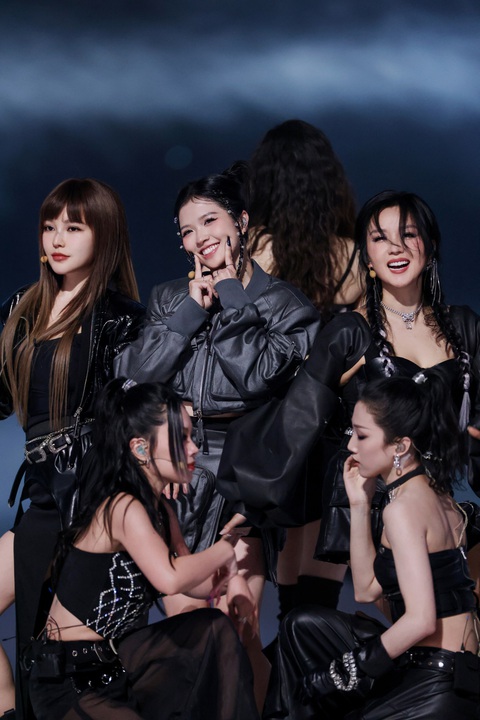 Bất ngờ với màn dance break chất lừ của Suni Hạ Linh tại Đạp gió 2024- Ảnh 1. Suni Hạ Linh (giữa) rạng rỡ trên sân khấu Đạp gió