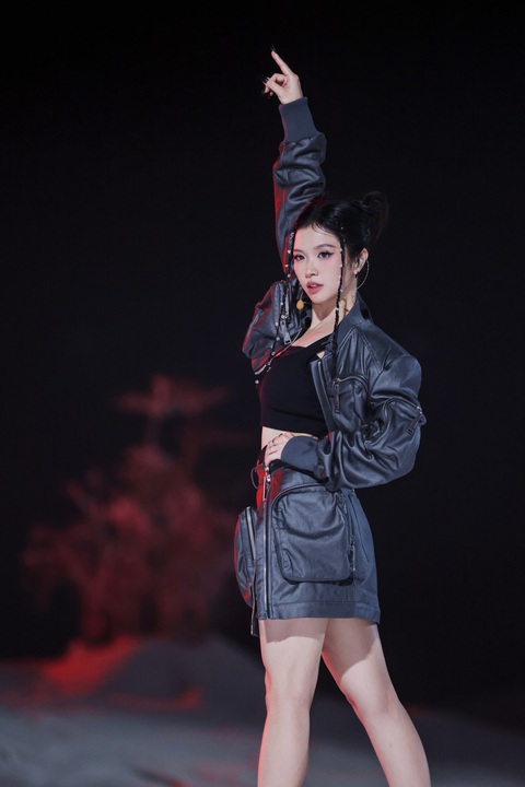 Bất ngờ với màn dance break chất lừ của Suni Hạ Linh tại Đạp gió 2024- Ảnh 2. Bất ngờ với màn dance break chất lừ của Suni Hạ Linh tại Đạp gió 2024- Ảnh 2.