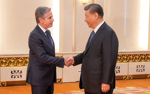 Ngoại trưởng Mỹ Antony Blinken (trái) gặp Chủ tịch Trung Quốc Tập Cận Bình ở Bắc Kinh vào ngày 26-4 - Ảnh: Reuters Ngoại trưởng Mỹ Antony Blinken (trái) gặp Chủ tịch Trung Quốc Tập Cận Bình ở Bắc Kinh vào ngày 26-4 - Ảnh: Reuters