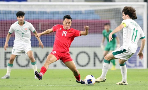 Bóng đá Việt Nam không thể thua mãi vì...VAR- Ảnh 2. Thái Sơn (áo đỏ) trong trận thua U23 Iraq ở tứ kết Giải U23 châu Á 2024 - Ảnh: VFF