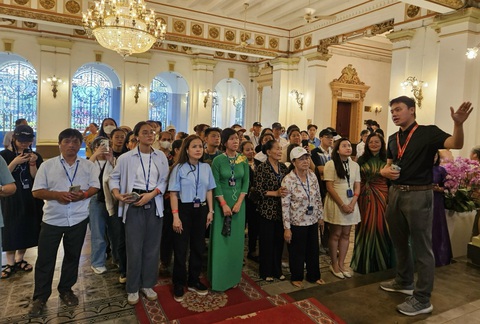Ngày đầu nghỉ lễ, đông đảo khách xuất ngoại, đi tour từ Nam chí Bắc- Ảnh 1. Người dân tham quan trụ sở HĐND và UBND TP.HCM ngày 27-4 - Ảnh: Sở Du lịch TP.HCM