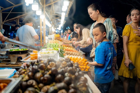 Du khách thích thú với Tuần lễ ẩm thực truyền thống Huế 2024- Ảnh 4. Những món ăn truyền thống xứ Huế thu hút đông đảo người dân, du khách đến trải nghiệm, thưởng thức tại ngày hội - Ảnh: LÊ ĐÌNH HOÀNG