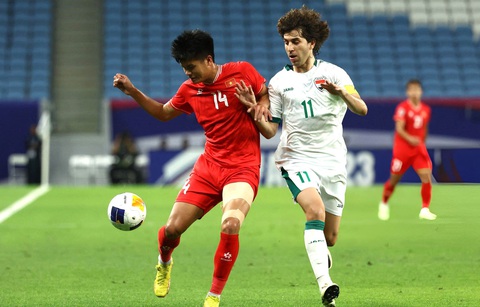 Bóng đá Việt Nam lại bị trừng phạt từ VAR- Ảnh 2. U23 Việt Nam (áo đỏ) trong trận thua U23 Iraq tại tứ kết Giải U23 châu Á 2024 - Ảnh: AFC