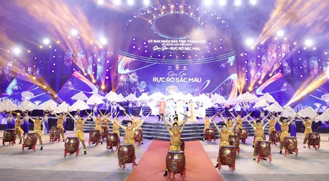 Khánh thành quảng trường biển, trục cảnh quan lễ hội TP Sầm Sơn- Ảnh 1. Chương trình văn nghệ chào mừng Lễ hội du lịch biển Sầm Sơn năm 2024 đêm 27-4 tại quảng trường biển Sầm Sơn - Ảnh: HÀ ĐỒNG