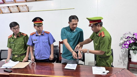 Bắt nguyên chủ tịch xã Cửa Cạn, TP Phú Quốc vì nhận hối lộ 1 ô tô và hơn 5 tỉ đồng- Ảnh 1. Nguyên chủ tịch xã Cửa Cạn, TP Phú Quốc Du Việt Thanh bị công an bắt vì nhận hối lộ - Ảnh: Công an cung cấp