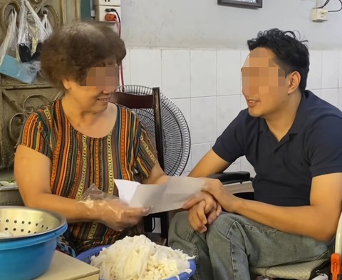 Xử phạt TikToker vụ 'bị đuổi khỏi quán phở vì ngồi xe lăn'- Ảnh 1. TikToker đi xe lăn tới quán phở trên phố Nam Ngư để xin lỗi - Ảnh: FBNV
