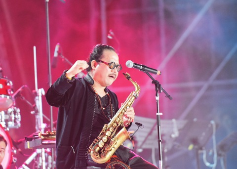 Du khách thú vị thưởng thức Liên hoan Jazz quốc tế bên bờ biển Nha Trang- Ảnh 2. Nghệ sĩ saxophone Trần Mạnh Tuấn mang đến những giai điệu jazz đầy cổ điển - Ảnh: TRẦN HOÀI