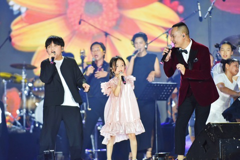 Du khách thú vị thưởng thức Liên hoan Jazz quốc tế bên bờ biển Nha Trang- Ảnh 1. Nhạc sĩ Nguyễn Hải Phong và các con biểu diễn tại chương trình - Ảnh: TRẦN HOÀI