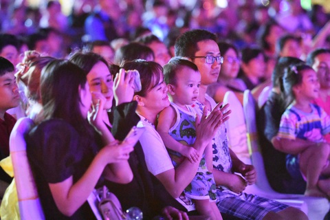 Du khách thú vị thưởng thức Liên hoan Jazz quốc tế bên bờ biển Nha Trang- Ảnh 4. Khán giả thích thú theo dõi chương trình - Ảnh: TRẦN HOÀI