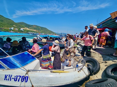 Nghỉ lễ, xe du lịch nối đuôi nhau trong nội thành Nha Trang- Ảnh 5. Lượng khách đi tour biển đảo tăng mạnh dịp nghỉ lễ - Ảnh: MINH CHIẾN