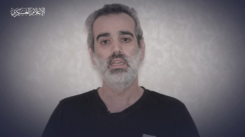 Con tin Omri Miran, 47 tuổi, nói trong video do Hamas công bố ngày 27-4 - Ảnh: REUTERS Con tin Omri Miran, 47 tuổi, nói trong video do Hamas công bố ngày 27-4 - Ảnh: REUTERS