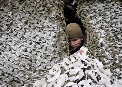 Một quân nhân Ukraine thuộc lữ đoàn 93 ngụy trang pháo tự hành 2S1 Gvozdika ở tiền tuyến gần thị trấn Chasiv Yar ở vùng Donetsk, Ukraine ngày 22-2 - Ảnh: REUTERS Một quân nhân Ukraine thuộc lữ đoàn 93 ngụy trang pháo tự hành 2S1 Gvozdika ở tiền tuyến gần thị trấn Chasiv Yar ở vùng Donetsk, Ukraine ngày 22-2 - Ảnh: REUTERS