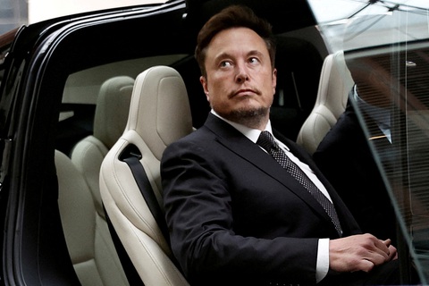 Elon Musk bất ngờ thăm Trung Quốc- Ảnh 1. CEO Tesla Elon Musk bước lên một chiếc Tesla rời khỏi khách sạn ở thủ đô Bắc Kinh, Trung Quốc hôm 31-5-2023 - Ảnh: REUTERS