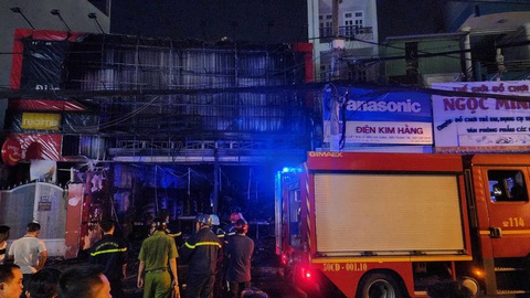 Cháy lớn cửa hàng điện thoại ở quận Gò Vấp, thiêu rụi nhiều tài sản- Ảnh 3. Hiện trường vụ cháy - Ảnh: NGỌC KHẢI