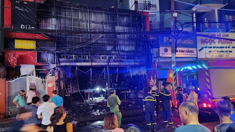 Cháy lớn cửa hàng điện thoại ở quận Gò Vấp, thiêu rụi nhiều tài sản- Ảnh 4. Hiện trường vụ cháy - Ảnh: NGỌC KHẢI