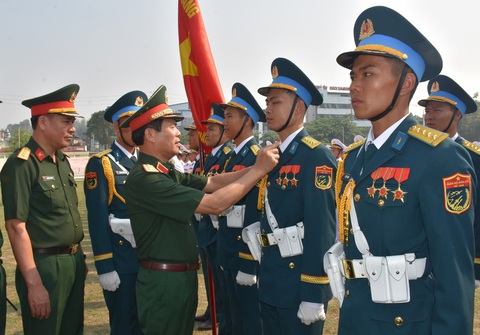 Kiểm tra hợp luyện diễu binh, diễu hành tại Điện Biên- Ảnh 2. Thượng tướng Nguyễn Tân Cương kiểm tra buổi hợp luyện sáng 28-4