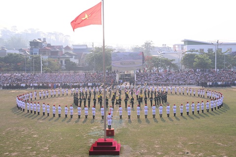 Kiểm tra hợp luyện diễu binh, diễu hành tại Điện Biên- Ảnh 1. Các đơn vị hợp luyện tại sân vận động Điện Biên Phủ sáng 28-4 - Ảnh: A SÁNG