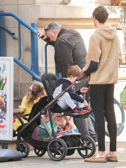 Tin tức giải trí 28-4: Nam Em xin lỗi, mong một con đường sống- Ảnh 4. Bảo mẫu trông con cho Alec Baldwin khi ông đang tạm nghỉ ngơi
