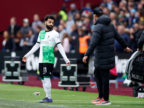 Tranh cãi giữa Salah và HLV Klopp nổ ra sau cái bắt tay nửa vời?- Ảnh 1. Mohamed Salah nổi cáu tranh cãi với HLV Jurgen Klopp - Ảnh: Getty