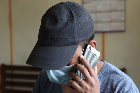 Tin tức sáng 29-4: Cách tính lương thưởng đi làm ngày lễ; Đánh sập websex Thiendia, bắt 12 người- Ảnh 3. Nhiều người đã bị lừa đảo qua mạng, điện thoại; cơ quan chức năng cảnh báo mọi người nâng cao cảnh giác - Ảnh minh họa: REUTERS