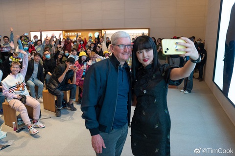 Apple đang đi dây giữa Trung Quốc và các nước thế nào?- Ảnh 1. CEO Apple Tim Cook chụp ảnh với người hâm mộ tại Trung Quốc - Ảnh: Weibo Tim Cook