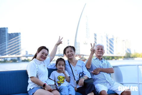 Từ Hà Nội vào TP.HCM nghỉ lễ, du khách mê luôn buýt sông hai tầng- Ảnh 12. Chị Lương Bảo Bình (quận Tân Bình) cùng bố mẹ và con gái lần đầu tiên trải nghiệm buýt sông hai tầng