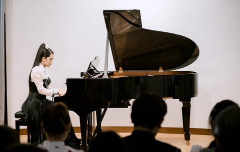 Bella Vũ khoe tài đàn piano và chất giọng ngọt ngào trong buổi hòa nhạc riêng - Ảnh: BTC