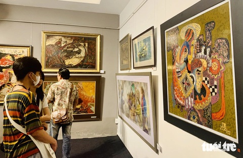Du khách thưởng thức triển lãm tại Bảo tàng Mỹ thuật TP.HCM - Ảnh: HOÀI PHƯƠNG Du khách thưởng thức triển lãm tại Bảo tàng Mỹ thuật TP.HCM - Ảnh: HOÀI PHƯƠNG