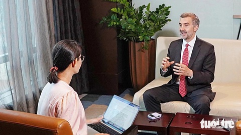 Tiềm năng hợp tác Việt - Mỹ trong ngành bán dẫn- Ảnh 1. Ông Ramin Toloui chia sẻ về cơ hội hiện diện của Việt Nam trong chuỗi ung ứng sản xuất chất bán dẫn của Mỹ trong cuộc phỏng vấn với báo Tuổi Trẻ tại TP.HCM - Ảnh: THẾ KIỆT