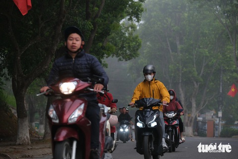 Sương mù phủ khắp Đà Lạt giữa đợt cao điểm nắng nóng- Ảnh 1. Người dân, du khách phải mặc áo ấm khi đi ra đường vào buổi sáng. Ảnh chụp sáng 28-4 - Ảnh: M.V.