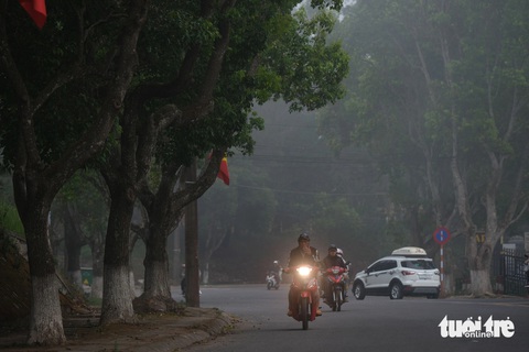 Sương mù phủ khắp Đà Lạt giữa đợt cao điểm nắng nóng- Ảnh 2. Trước 8h, sương vẫn còn giăng ở nhiều tuyến đường Đà Lạt