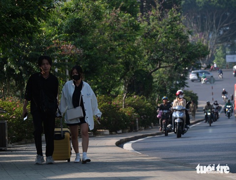 Sương mù phủ khắp Đà Lạt giữa đợt cao điểm nắng nóng- Ảnh 5. Du khách bắt đầu đến Đà Lạt nghỉ mát, thành phố vẫn chưa đông