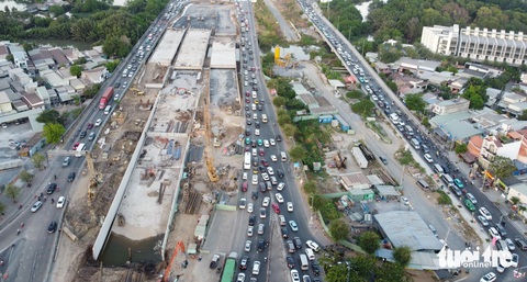 Đóng cao tốc bất ngờ tại nút An Phú, đội 6 Cục CSGT nói 'không có cách báo trước'- Ảnh 1. Dòng xe ùn ứ nghiêm trọng trên cao tốc TP.HCM - Long Thành - Dầu Giây, ngay tại nút giao An Phú - Ảnh: MINH HÒA