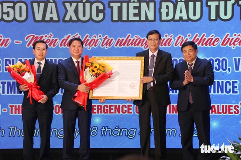 Thủ tướng: Quy hoạch Ninh Thuận trong mối liên kết chặt chẽ với vùng Nam Trung Bộ- Ảnh 3. Bộ trưởng Bộ Kế hoạch và Đầu tư Nguyễn Chí Dũng (bìa phải) trao quyết định của Thủ tướng về phê duyệt quy hoạch tỉnh Ninh Thuận thời kỳ 2021 - 2030, tầm nhìn đến năm 2050 - Ảnh: DUY NGỌC