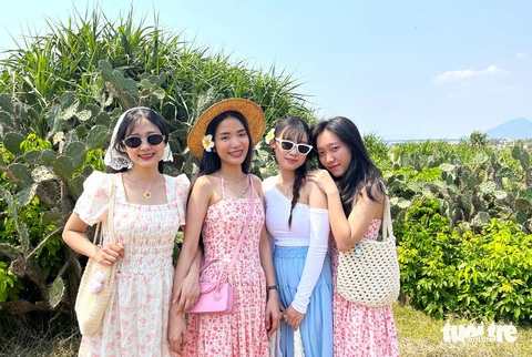 Du khách tham quan tại Bãi Xép (huyện Tuy An, tỉnh Phú Yên) - Ảnh: NGUYỄN HOÀNG Du khách tham quan tại Bãi Xép (huyện Tuy An, tỉnh Phú Yên), nơi từng là bối cảnh phim