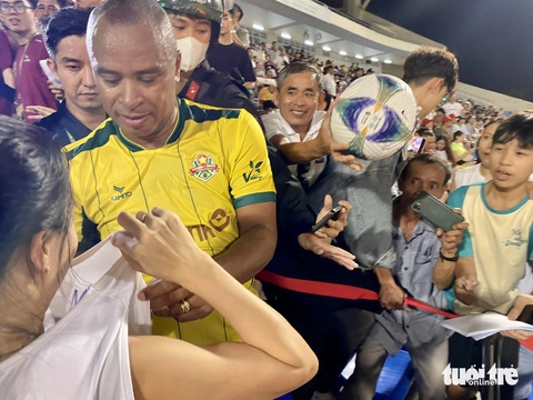 Các ngôi sao Brazil thân thiện hòa cùng khán giả Đà Nẵng- Ảnh 5. Tiền đạo Paulo Sergio nhiệt tình ký tặng khán giả trên sân Hòa Xuân - Ảnh: TRƯỜNG TRUNG