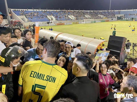 Các ngôi sao Brazil thân thiện hòa cùng khán giả Đà Nẵng- Ảnh 6. Edmilson trong vòng vây của người hâm mộ - Ảnh: TRƯỜNG TRUNG