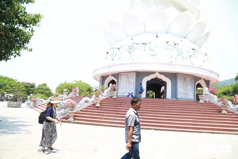 Chùa Linh Ứng Đà Nẵng vắng hoe dịp lễ, chỉ lác đác khách nước ngoài- Ảnh 5. Khu vực trước tượng Phật Quan Âm cao nhất Việt Nam vốn đông đúc khách chụp hình thì nay thưa thớt dịp lễ