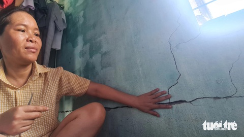 Nhiều vết nút rất lớn và sâu trên vách nhà bà Phan Thị Dẹo - Ảnh: LÂM THIÊN Nhiều vết nứt toác rất lớn và sâu trên vách nhà bà Phan Thị Dẹo - Ảnh: LÂM THIÊN