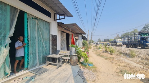 Từ ngày thi công nâng cấp quốc lộ 19, nhiều gia đình ở xã Tây Giang đóng cửa, đi nơi khác sinh sống vì nhà cửa nứt, xuống cấp rất nguy hiểm - Ảnh: LÂM THIÊN Từ ngày thi công nâng cấp quốc lộ 19, nhiều gia đình ở xã Tây Giang đóng cửa, đi nơi khác sinh sống vì nhà cửa nứt, xuống cấp rất nguy hiểm