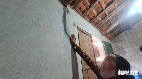 Người dân tự mua xi măng trám vào các vết nứt trên tường nhưng sau đó các vết nứt lại hiện ra lớn hơn - Ảnh: LÂM THIÊN Người dân tự mua xi măng trám vào các vết nứt trên tường nhưng sau đó các vết nứt lại hiện ra lớn hơn