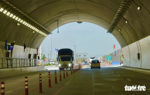 Ngắm cao tốc Cam Lâm - Vĩnh Hảo uốn lượn qua cánh đồng điện gió- Ảnh 5. Những chiếc xe đầu tiên qua hầm Núi Vung của cao tốc Cam Lâm - Vĩnh Hảo phía Bình Thuận qua Ninh Thuận - Ảnh: TRẦN TIẾN DŨNG