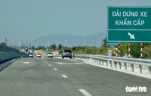 Ngắm cao tốc Cam Lâm - Vĩnh Hảo uốn lượn qua cánh đồng điện gió- Ảnh 4. Dãy dừng khẩn cấp trên cao tốc Cam Lâm - Vĩnh Hảo - Ảnh: TRẦN TIẾN DŨNG