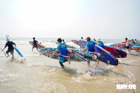 Hàng trăm người đổ về biển Đà Nẵng chèo sup- Ảnh 3. Cuộc đua sup với hàng trăm người tham gia