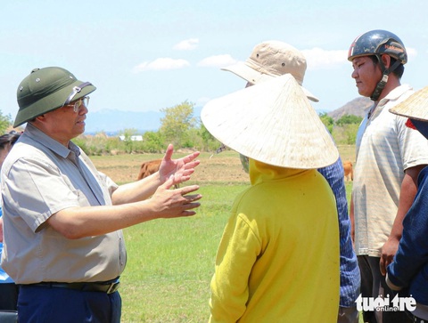 Thủ tướng Phạm Minh Chính ra đồng thăm bà con vùng nắng hạn Ninh Thuận- Ảnh 1. Thủ tướng Phạm Minh Chính chia sẻ khó khăn với bà con nông dân ở xã Mỹ Sơn - Ảnh: DUY NGỌC