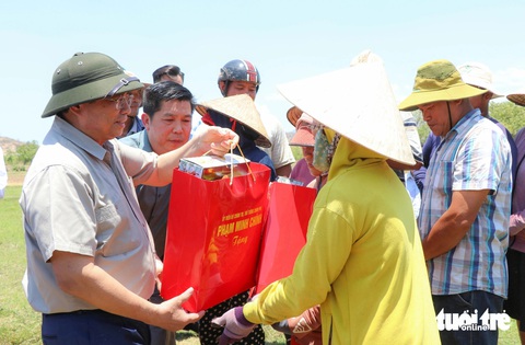 Thủ tướng Phạm Minh Chính ra đồng thăm bà con vùng nắng hạn Ninh Thuận- Ảnh 2. Thủ tướng Phạm Minh Chính tặng quà nông dân Ninh Thuận - Ảnh: DUY NGỌC