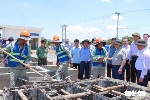 Thủ tướng Phạm Minh Chính ra đồng thăm bà con vùng nắng hạn Ninh Thuận- Ảnh 3. Thủ tướng thăm hỏi các công nhân thi công hệ thống thủy lợi Tân Mỹ - Ảnh: DUY NGỌC